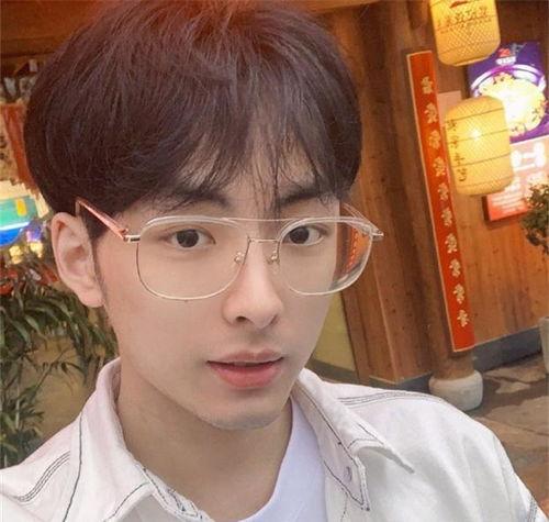 男生戴眼罩吃瓜